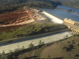 oroville_dam_spillover_2017-02-11